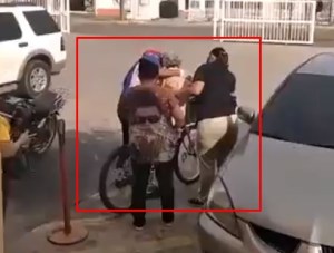 Hecho en “revolución”: En Zulia ya no hay ambulancias… así que trasladan a los pacientes en bicicleta (VIDEO)