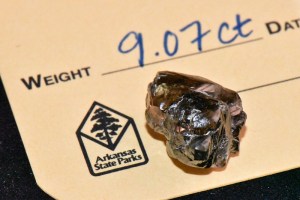 Encontró el segundo diamante más grande del parque de Arkansas y creía que era un pedazo de vidrio