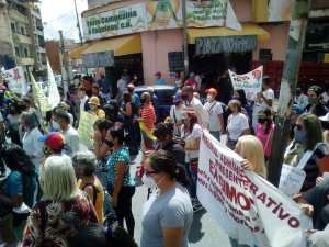 En Los Teques, docentes tomaron el centro de la ciudad para exigir mejoras laborales #MaestrosResteados (Fotos y videos)