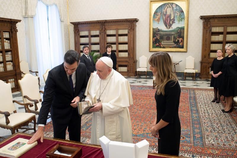 Papa invita al español Pedro Sánchez a “construir la patria con todos”