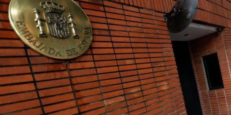Denuncian allanamiento a apartamentos de policías de la Embajada de España en búsqueda de Leopoldo López