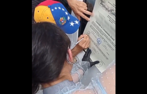 Solo en el chavismo: Terminó de graduarse en una cola para surtir gasolina (Video)