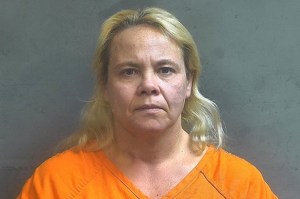 Mujer de Indiana que quemó a su nieta por orinar en el sofá recibió 12 años de prisión