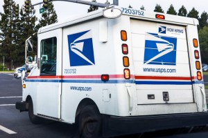 Hallaron bolsas de correo no entregado fuera de la casa de un trabajador del Servicio Postal de EEUU