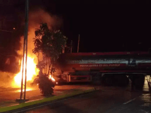 ¡Alerta en Táchira! Una gandola de gasolina se estrelló contra una casa y se incendió (IMÁGENES)