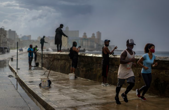 El régimen cubano pone fin a su cuarentena: Reabre la isla al turismo e impone mascarillas obligatorias