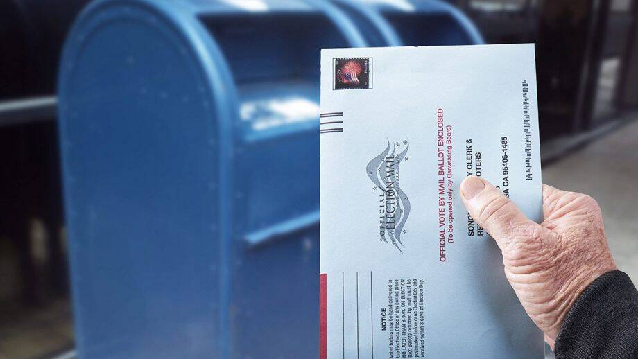 Trabajadores postales estadounidenses enfrentan cargos federales tras arrojar correos en la basura