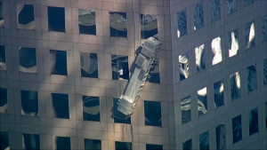 Trabajadores quedaron colgados en las alturas de un edificio tras colapso de andamio en Manhattan