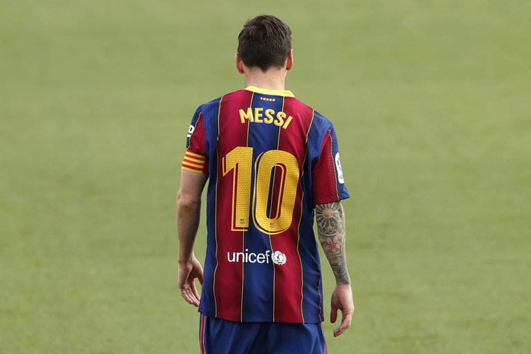 Critican a Messi por no impedir el avance del rival en una jugada en la Champions (VIDEO)