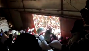 Los impactantes VIDEOS de una gran turba de personas saqueando depósitos de alimentos en Nigeria
