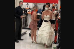 ¡Inesperado! Fue vestida de novia hasta el trabajo de su pareja para exigirle que se casaran (VIDEO)