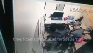 EN VIDEO: Con uniforme de PNB, antisociales robaron caja de local comercial en Macaracuay