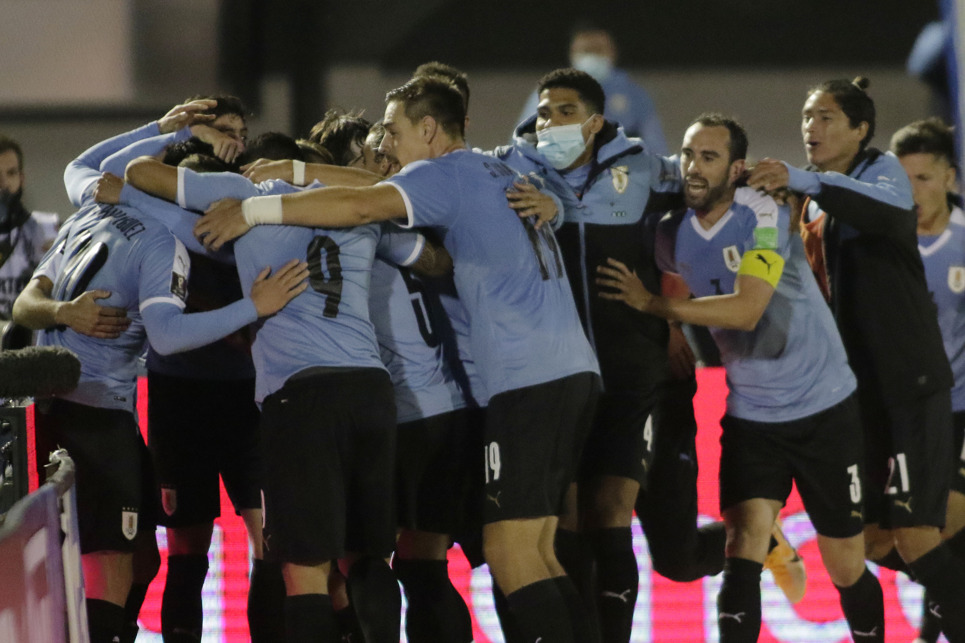 Uruguay derrotó sobre la hora a Chile en su debut en las eliminatorias