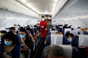 Un estudio mostró cuáles asientos de avión tienen el mayor riesgo de contagio en un vuelo