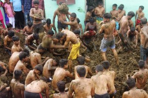 Batalla de excremento de vaca: Una fiesta en un pueblo de India