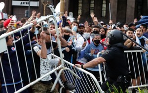 Se descontroló el funeral de Maradona: Gas lacrimógeno dentro de la Casa Rosada (Video)