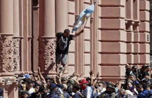 Policía apagó protestas frente a la Casa Rosada en medio del velorio de Maradona (Video)