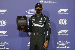 Lewis Hamilton logra la pole position del GP de Baréin