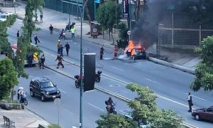 Vehículo se incendió en El Cafetal tras fuerte estruendo este #6Nov (Video)