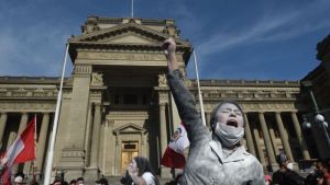 Crisis en Perú: Ola de protestas deja dos muertos y pone en jaque al gobierno de Manuel Merino