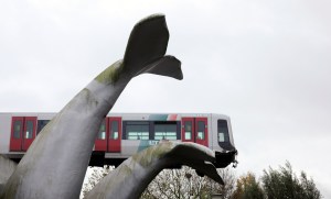 Un vagón del metro en Spijkenisse se estrelló y aterrizó en una gigantesca obra de arte (FOTOS)