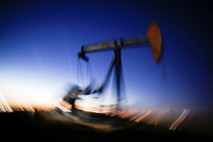 Precios del barril de petróleo extienden remontada antes de elecciones en EEUU