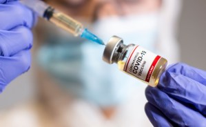 Resultados de la vacuna Oxford contra el Covid-19 estarán este año, pero aún falta para la normalidad