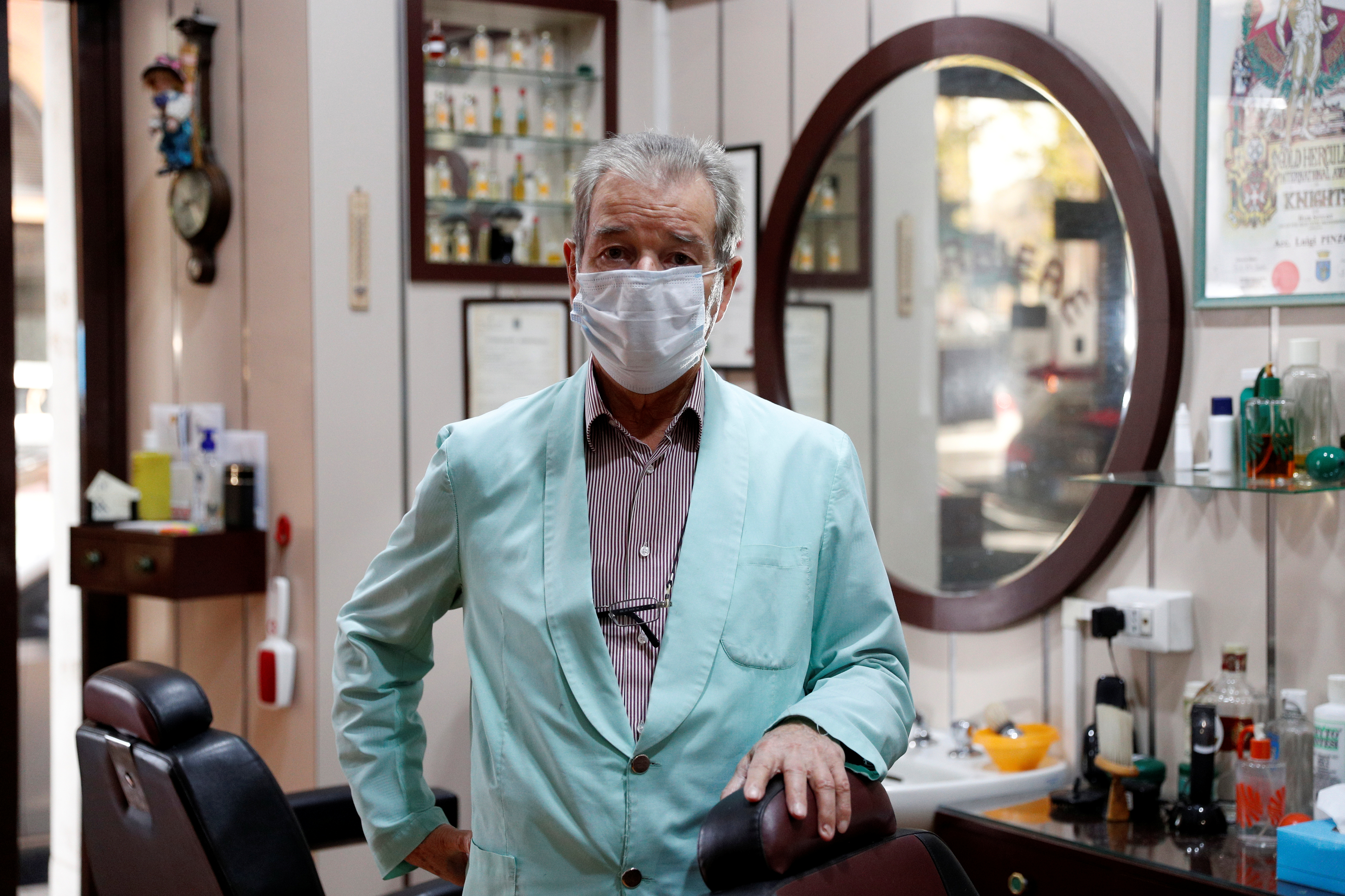Coronavirus obliga a famoso barbero de Roma a colgar sus tijeras