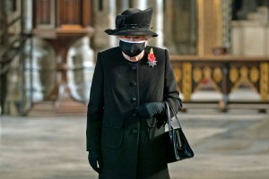 La reina Isabel II se pone mascarilla por primera vez durante una ceremonia pública (Fotos)