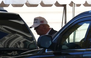 Trump juega al golf el día después del anuncio de su derrota (Fotos)