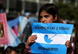 Argentinos marchan en contra del proyecto de ley para legalizar el aborto