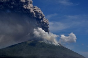 Fotos: Volcán Lewotolok en Indonesia entró en erupción