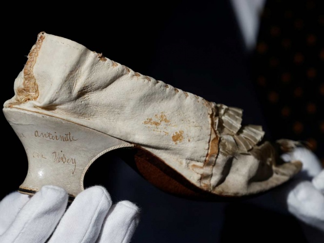 Subastan un zapato de la reina francesa María Antonieta por más de 50 mil dólares