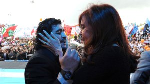¿Cuál fue el regalo que dejó Cristina Fernández en el féretro de Maradona?