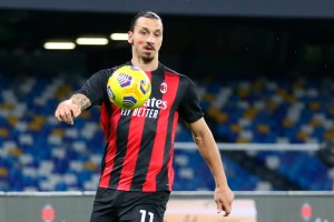 Un doblete de Zlatan Ibrahimovic ante Nápoles certificó el liderato del Milán (Video)