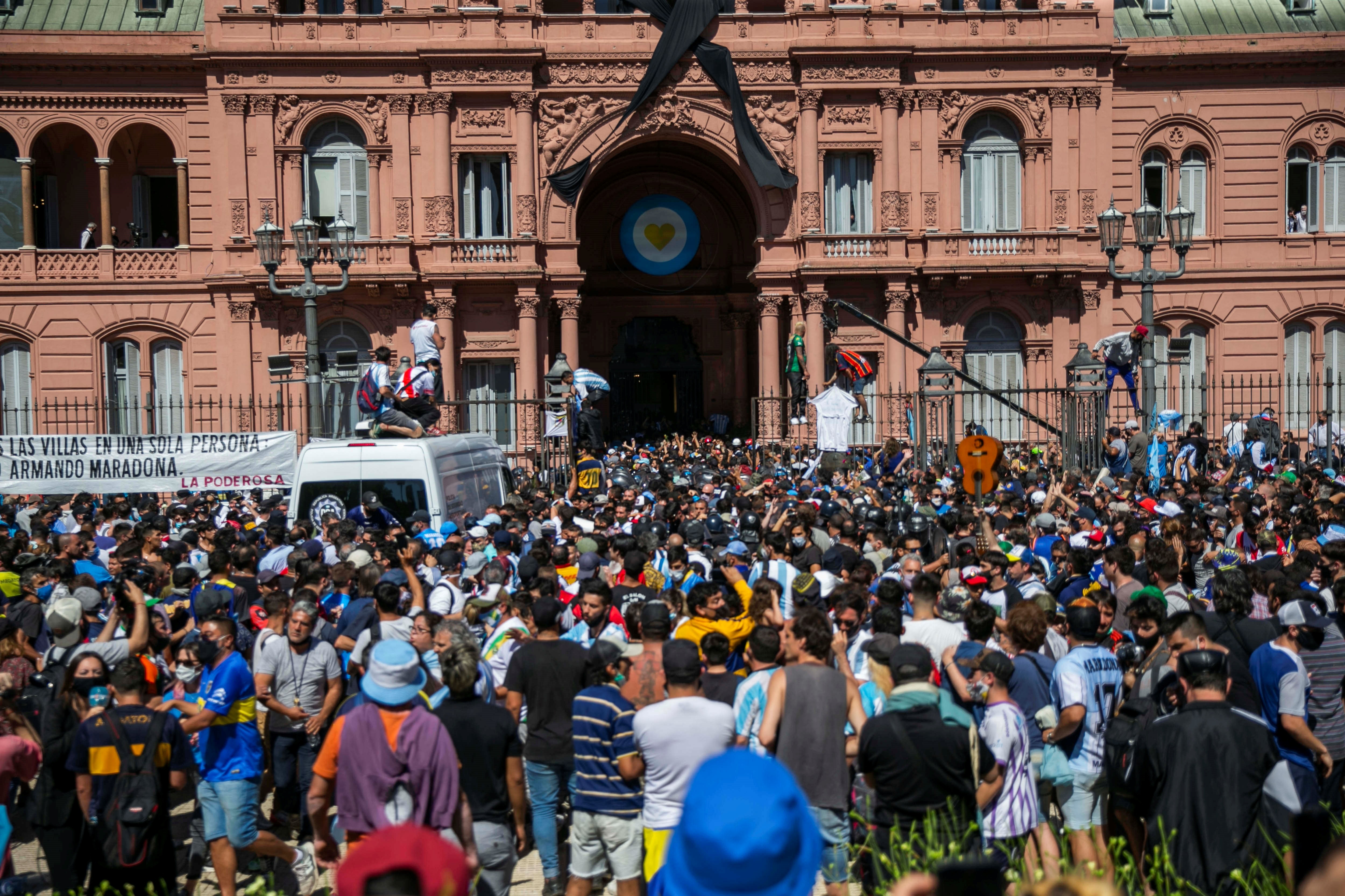 La caótica despedida a Maradona sigue suscitando polémica en Argentina