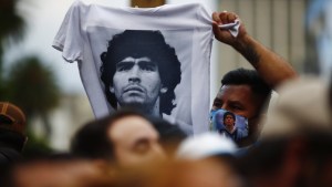 En venta camiseta firmada por Maradona