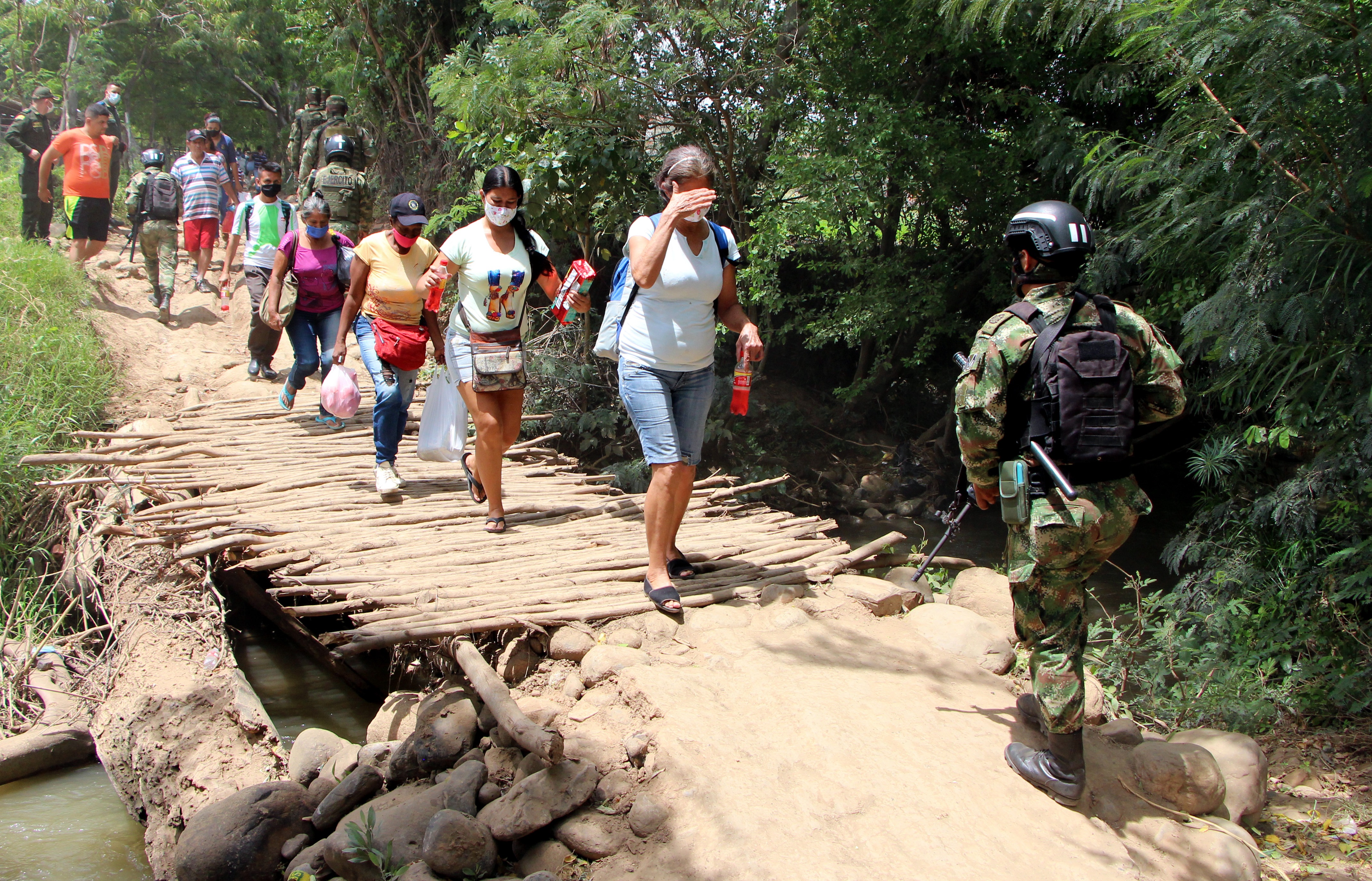 Retorno de venezolanos varados en la frontera se hace cada vez más complicado