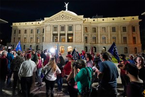 “Cuenten los votos”: Partidarios de Trump protestaron frente al centro electoral de Arizona