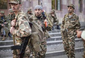 Armenia empieza a retirarse de una zona cercana a Nagorno Karabaj