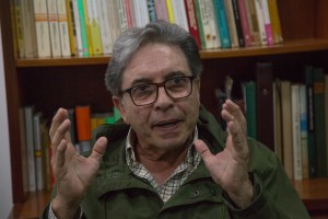 Trino Márquez presenta el libro electrónico “Hugo Chávez, caudillo. Cómo el populismo destruyó la democracia”