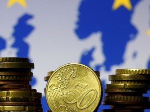 El euro registra su nivel más bajo frente al dólar en cinco años