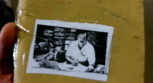 ¡Papelón! Pegaron en cinco toneladas de droga la imagen de Pablo Escobar… pero el de la serie (FOTOS)