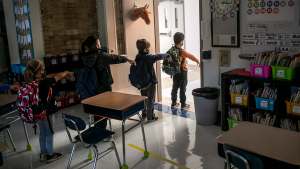 Sindicatos de maestros en EEUU exigen que se detenga el aprendizaje en persona tras el aumento de contagios