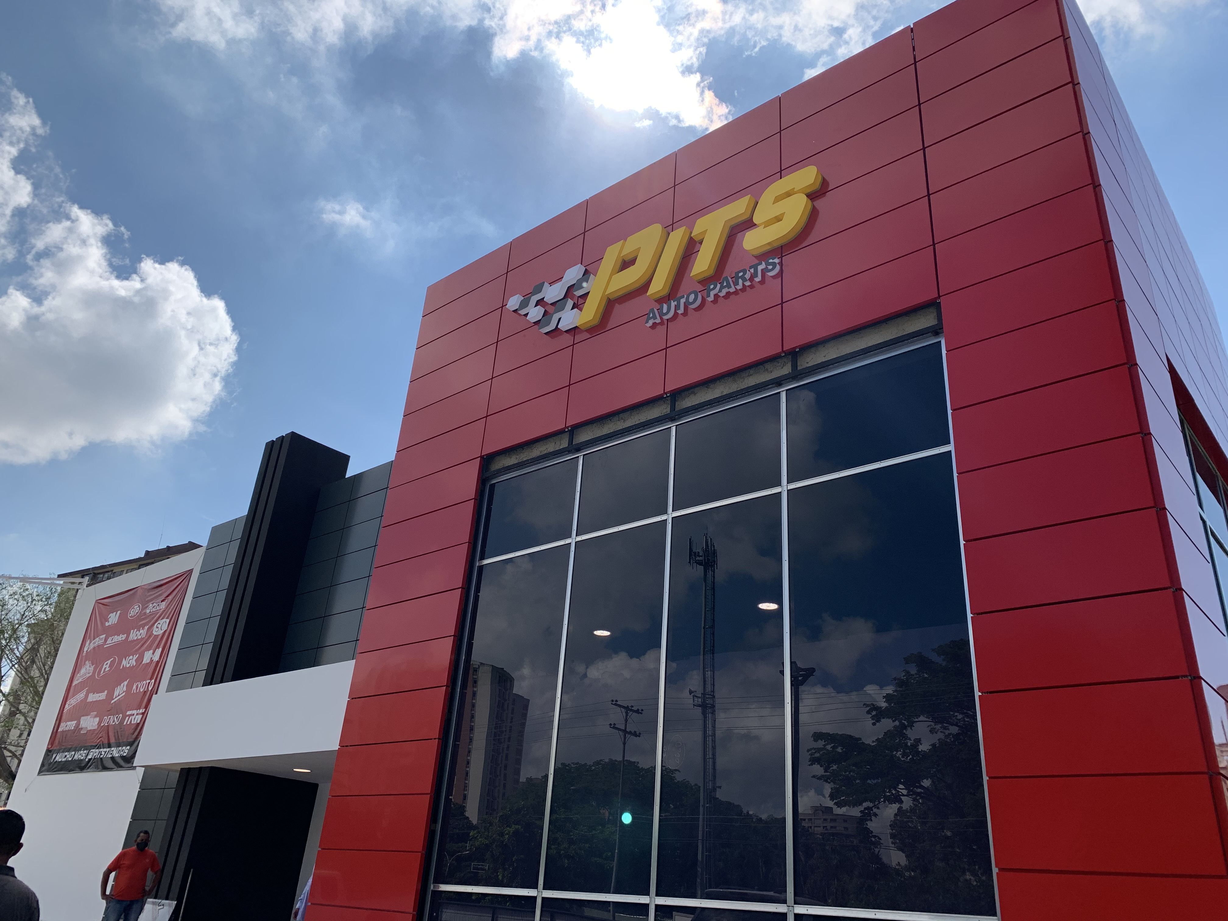 Inauguración de PITS AUTO PARTS apuesta a innovar el mercado de mantenimiento automotriz en Venezuela