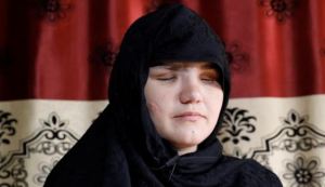 Apuñalaron en los ojos a una mujer en Afganistán por trabajar fuera de casa