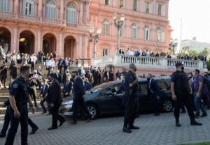 Cortejo fúnebre de Maradona salió de la Casa Rosada hacia el cementerio