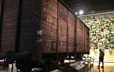 Museo del Holocausto desató indignación tras agregar una exhibición de George Floyd