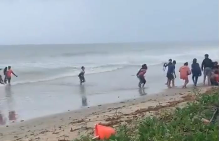 EN VIDEO: El momento en que niños venezolanos deportados llegaron a playa de Trinidad y Tobago