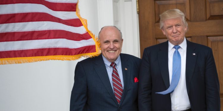 Giuliani alertó que Trump no concederá la presidencia mientras “haya dudas”